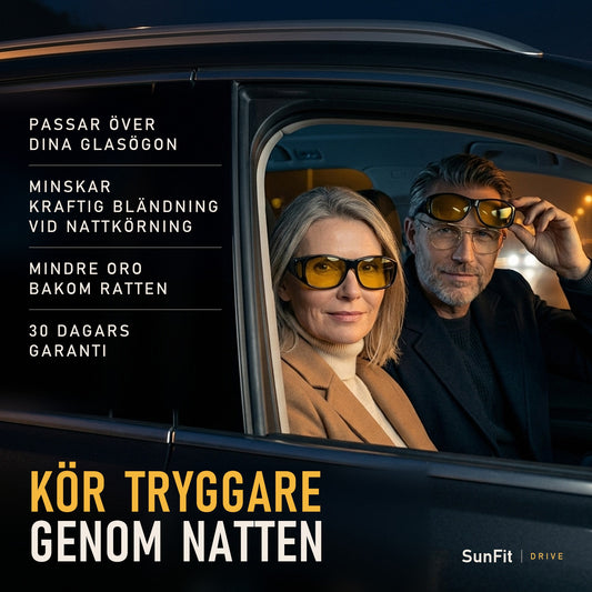 Kör tryggare genom natten - par i bilen en kväll, han lyfter SunFit Drive över sina egna glasögon och hon bär sina gula nattkörningsglas